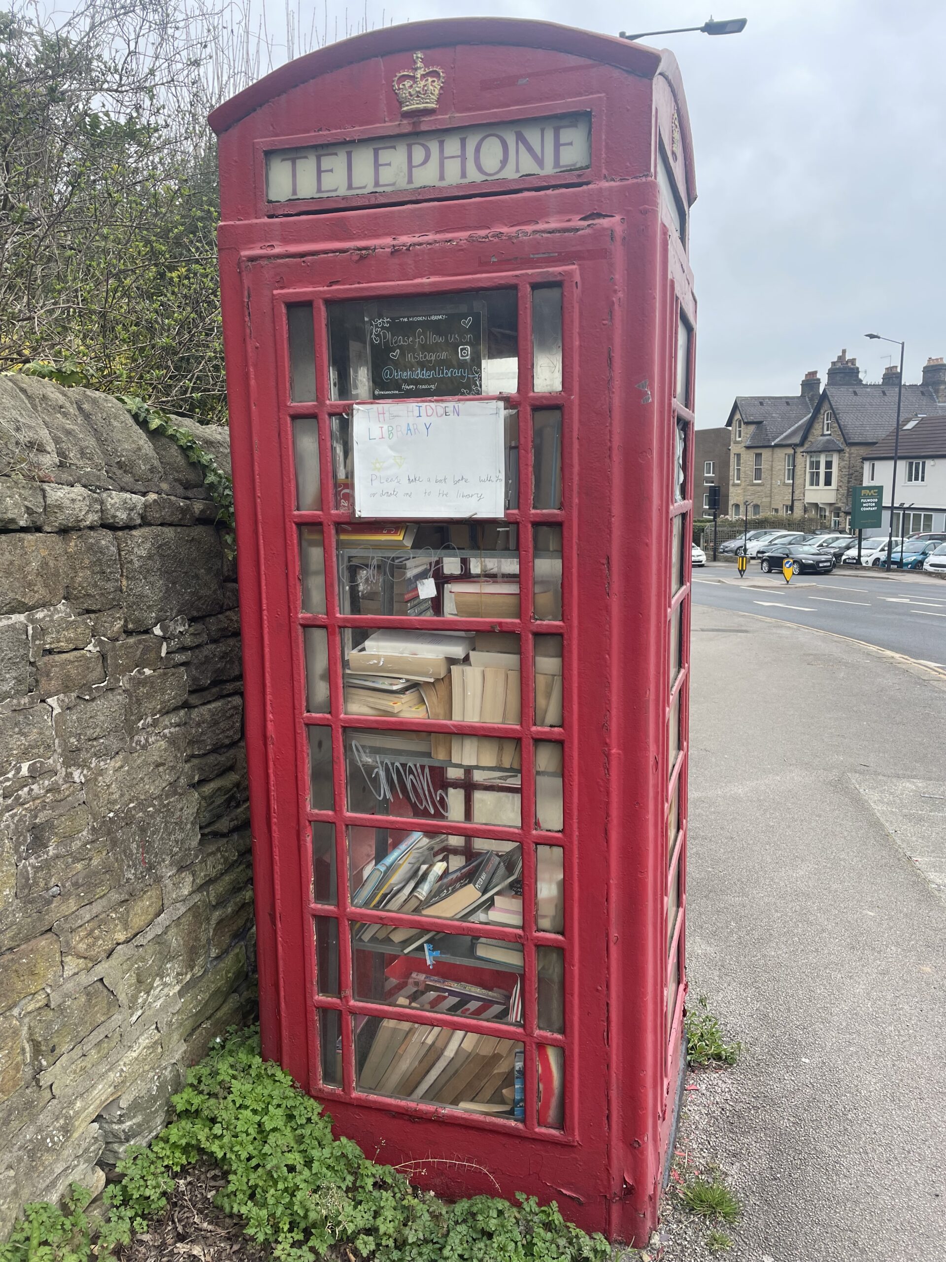 Photo of the "Hidden Library" which is a red phone box with books inside.